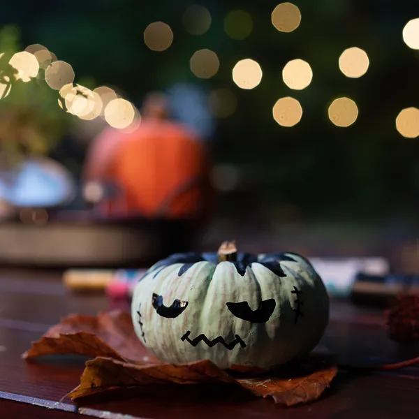 Halloween Kürbis bemalen