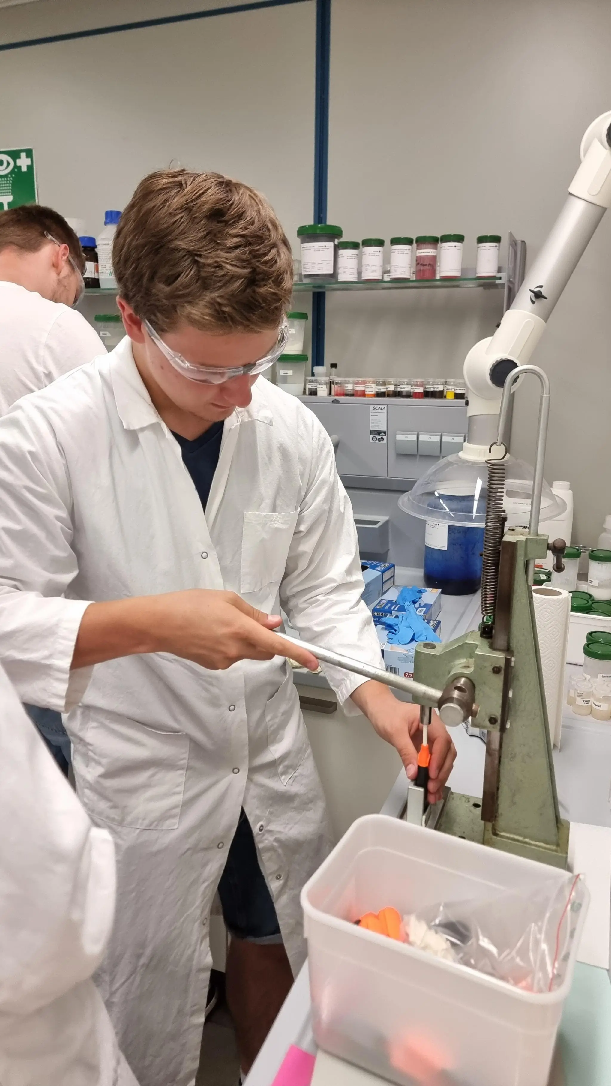 Schüler erleben Chemie hautnah