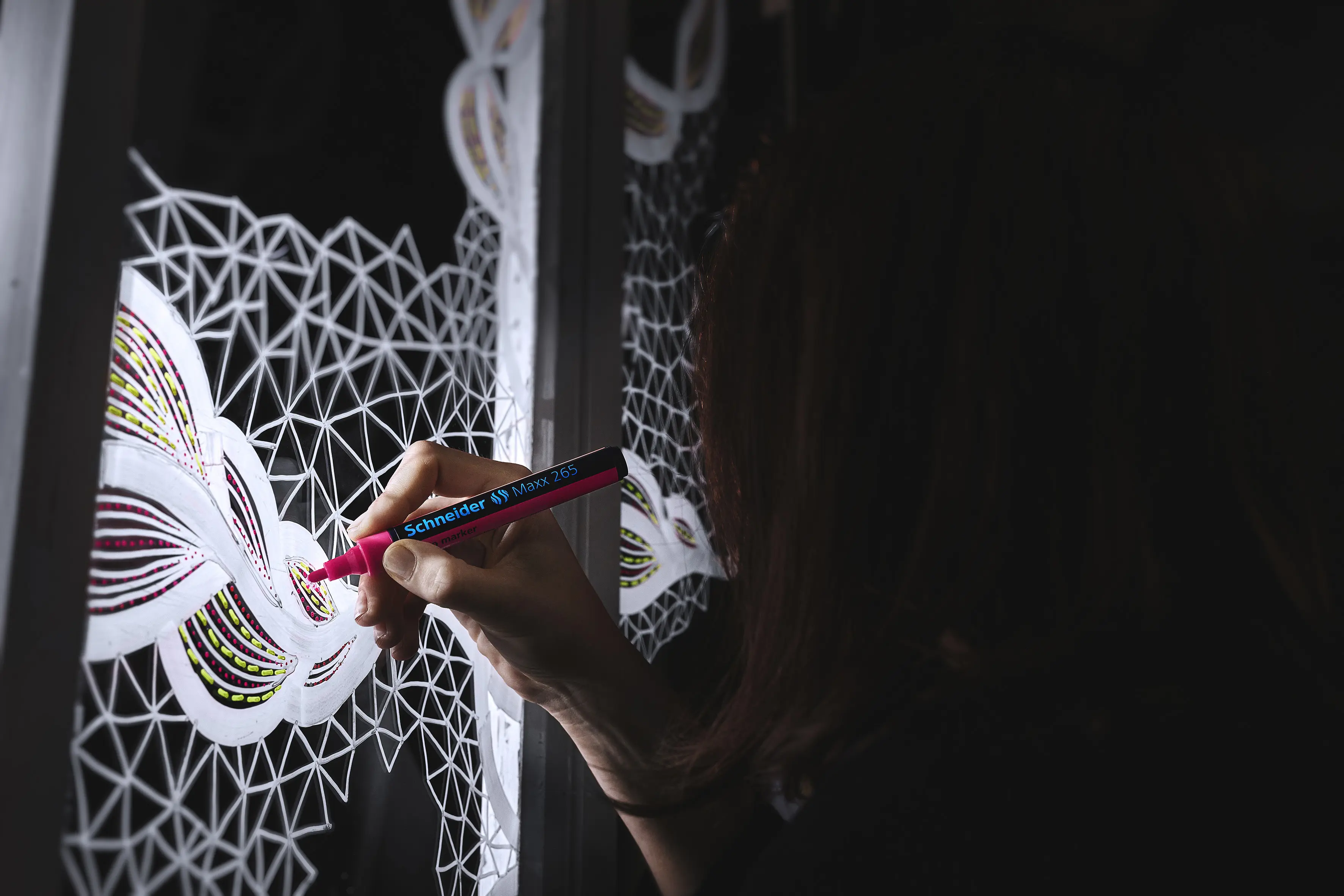 Bemalen von Fenster mit Kreidemarker Maxx 265 von Schneider