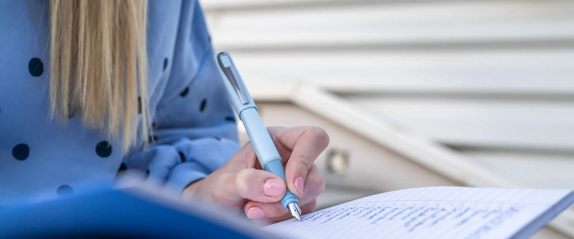 Tomo-Fueller-Shooting-in-ice-blue