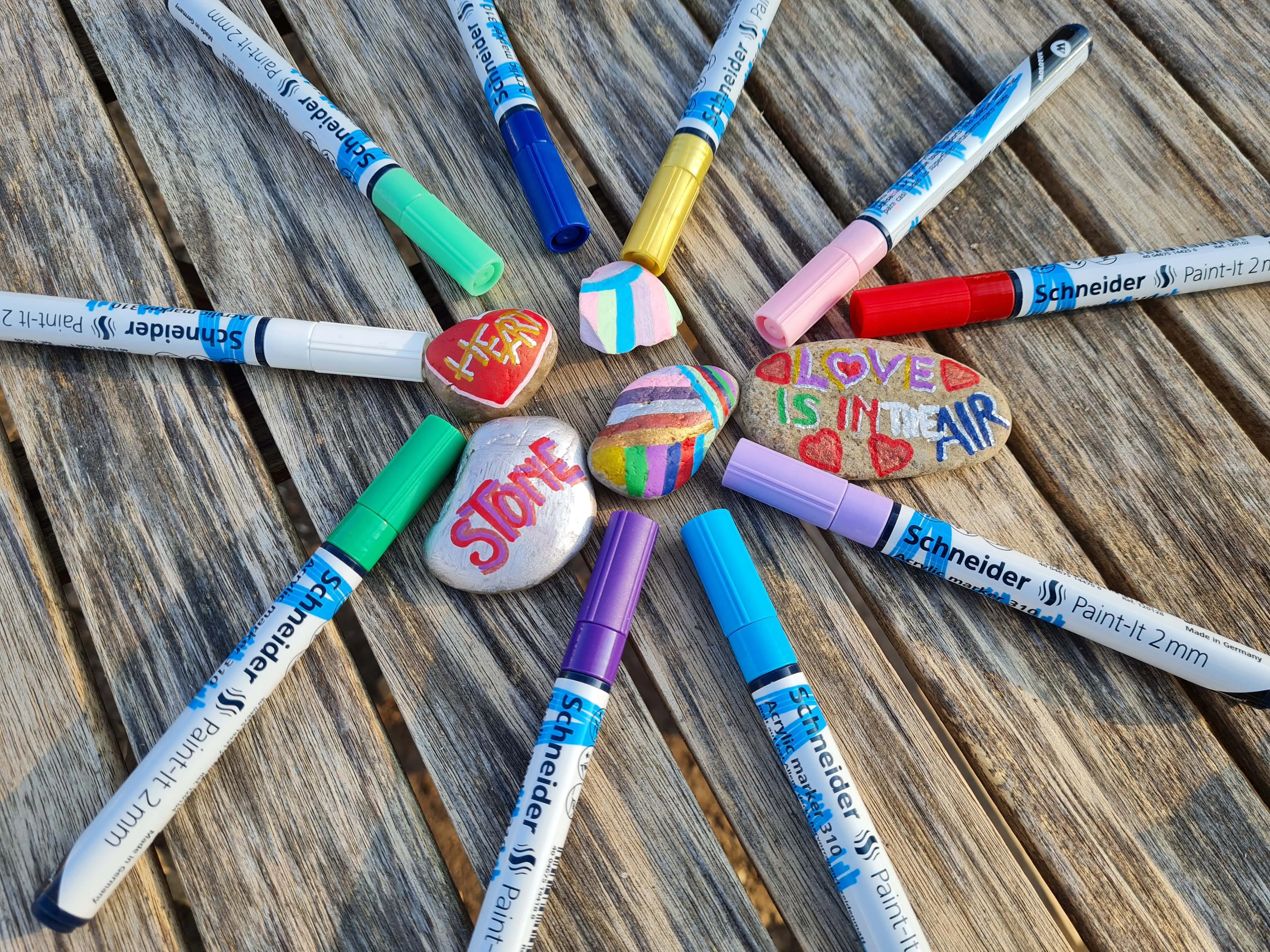 Schneider Paint-It Stifte mit bemalten Steinen