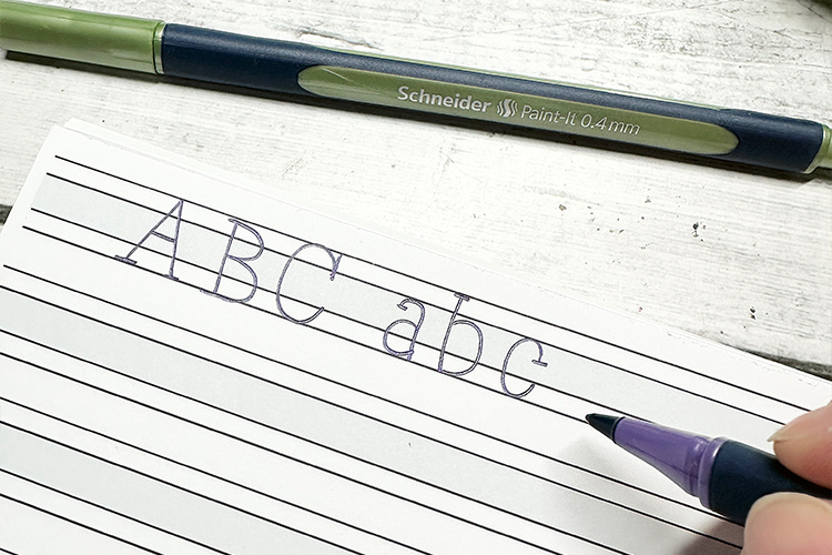 Druckbuchstaben-mit-Serifen