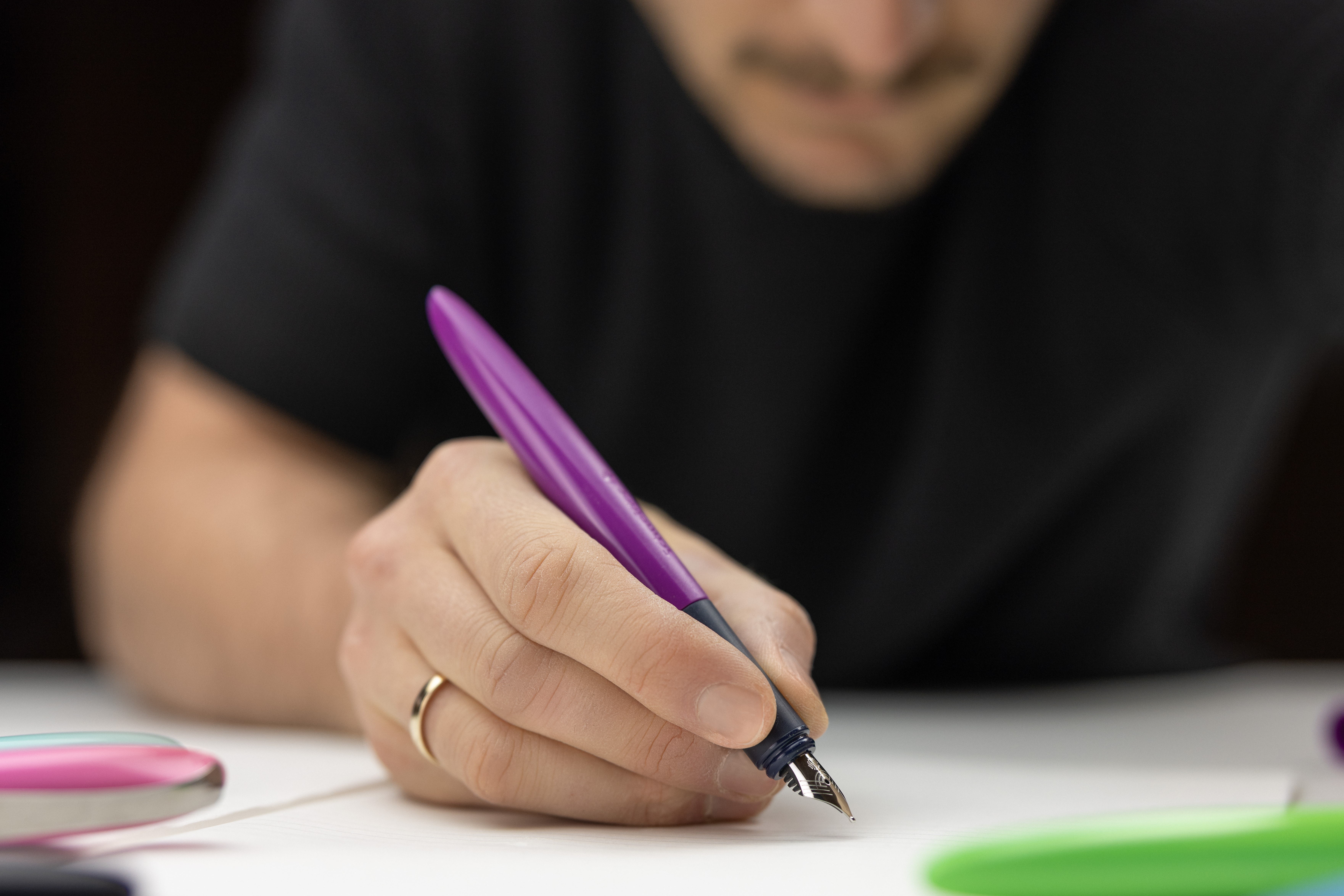 The new Wavy in purple: a statement for sustainable writing – colourful, ergonomic, inspiring