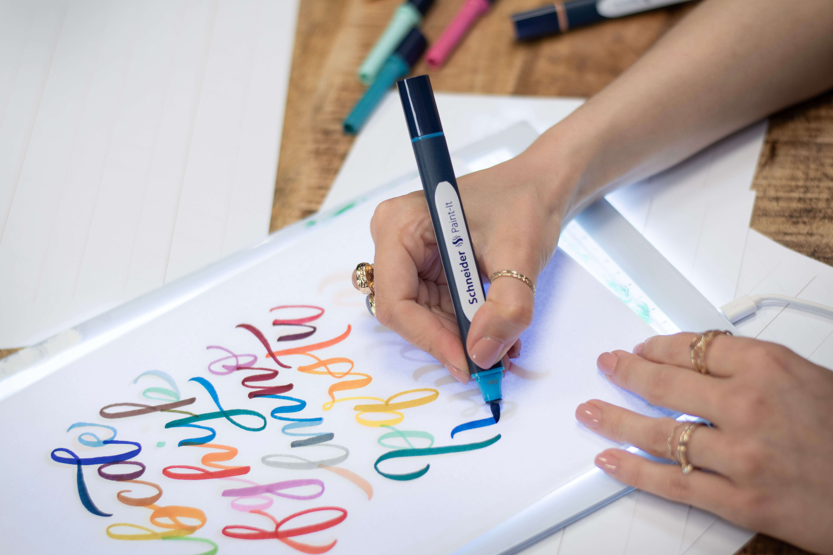 Person schreibt Handlettering mit Paint It Brush Pens von Schneider