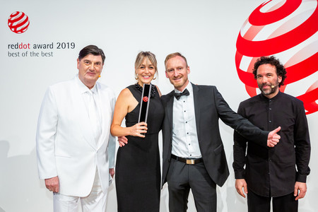 Am Freitag den 1. November 2019 erhielt Schneider unter Anwesenheit der internationalen Designszene seine Trophäe auf der Red Dot Gala.  