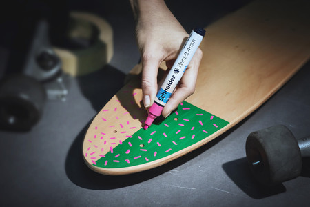 Auch ideal zum Gestalten eines Skateboards: ​Der neue Acrylmarker Paint-It von Schneider