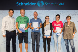 Christian Schneider und kaufmännische Ausbilungsleiterin Susanne Eiermann mit den vier ausgelernten Auszubildenden.