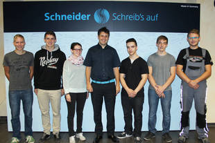 Christian Schneider und sechs neue Auszubildende 
