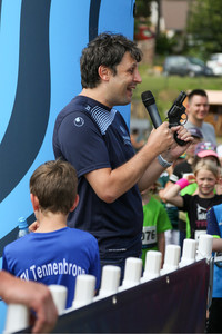 Chrstian Schneider leitet mit dem Startschuss den Youngster-Run ein.