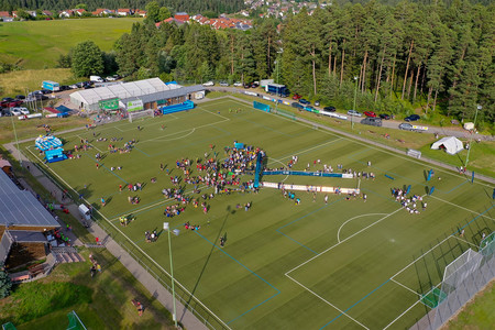 Das Sportplatzgelände vor dem Start des 4. Schneider-Runs am 20. Juli 2019.