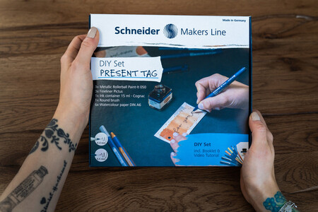 DIY set Schneider pour réaliser de manière créative ses propres badges cadeaux avec différents motifs et messages personnels.