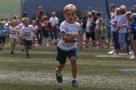 Jakob Fichter auf seinen letzten Metern zum Sieg des Kids-Runs 2019.