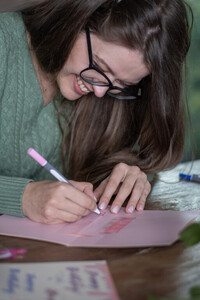 La pointe du pinceau du Schneider Paint-It Brush Pen 070 est flexible et réagit à la force avec laquelle on appuie pour écrire ou peindre.