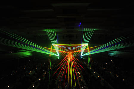 Lasershow: Ein Meer von Strahlen und Farben