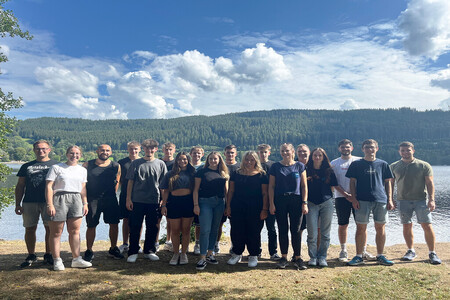 Les apprentis Schneider lors de leur excursion au lac de Titisee. 