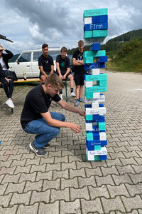 Les apprentis Schneider préparent des éléments en bois pour un jeu de Jenga. 