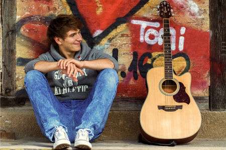Musikalisch wird der 20 Jahre junger Singer-Songwriter aus Karlsruhe, TONI den 2. Schneider Run begleiten. 2