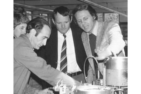 Roland Schneider bei einer Betriebsführung 1975