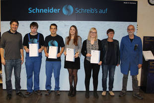 Schneider gratuliert den 4 Auszubildenden zur erfolgreich bestandenen Prüfung