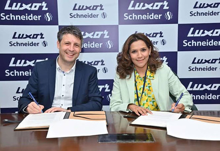 ​​Schneider Schreibgeräte GmbH signs a cooperation agreement with Luxor Writing Instruments Pvt. Ltd. in New Delhi in March 2023. (Picture: Christian Schneider and Pooja Jain Gupta) 