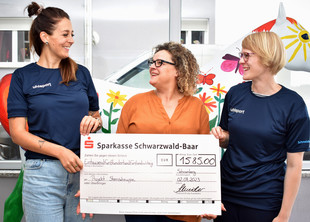Schneider Schreibgeräte GmbH übergibt Spende an das Kinder- und Jugendhospiz "Sternschnuppe".