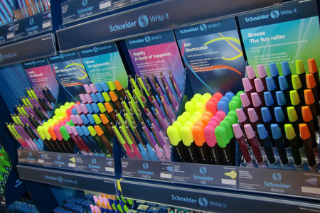 Shop-in-Shop mit vielen bunten Stiften