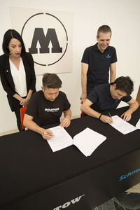 Signing the contract 2
