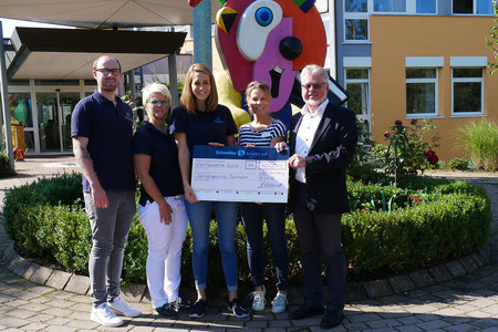 Spendenübergabe der Einnahmen beim Schneider-Run an die Nachsorgeklinik in Tannheim