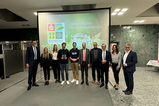 The Sparkasse presents the Sustainability Award 2024 to Schneider, Martina Schneider third from left, Christian Schneider fourth from left.