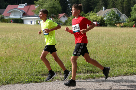 Trotz heißem Wetter sind die Läufer des Schneider-Run motiviert.